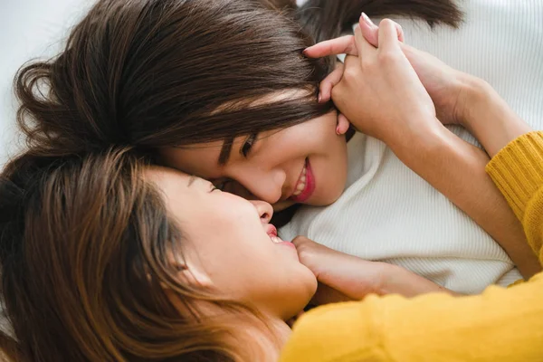 Piękne młode kobiety Azjatki Lgbt szczęśliwa para lesbijek przytulanie i uśmiecha razem leżąc w łóżku pod koc w domu. Funny kobiet po przebudzeniu. LGBT lesbijek para razem pomieszczeniu koncepcja. — Zdjęcie stockowe
