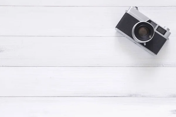 Minimal work space - Creative flat lay photo of workspace desk. Office desk wooden table with old camera. Top view with copy space. Top view of old camera over wooden table. Retro vintage filter. — Stock Photo, Image