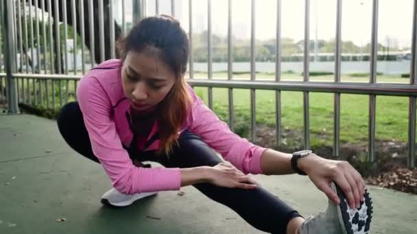 Fitness Olahraga Gadis Fashion Pakaian Olahraga Melakukan Latihan Kebugaran Yoga — Stok Video