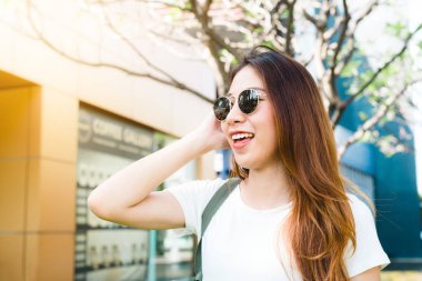 Genç Gezgin Asyalı kadın güzel güneşli dar sokaklar Bangkok, Tayland için hayran. Güneşli bir günde Bangkok, Asya seyahat. Backpacker fotoğrafçı şehir etrafında hareket. Backpacker seyahat kavramı.