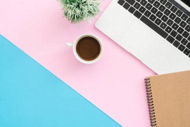 En az çalışma alanı - yaratıcı düz fotoğraf çalışma masası yatıyordu. Üstten Görünüm ofis büro dizüstü bilgisayar, dizüstü bilgisayarlar ve kahve fincanı pastel renk arka plan üzerinde. Kopya alanı, düz yatıyordu fotoğraf ile Üstten Görünüm.