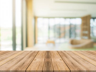 Ahşap tahta boş masa üstü bulanık arkaplan. Kahve dükkanının arka planındaki bulanıklık üzerine perspektif kahverengi ahşap masa - montaj ürünleri görüntüleme veya tasarım anahtar görsel düzeni için kullanılabilir.