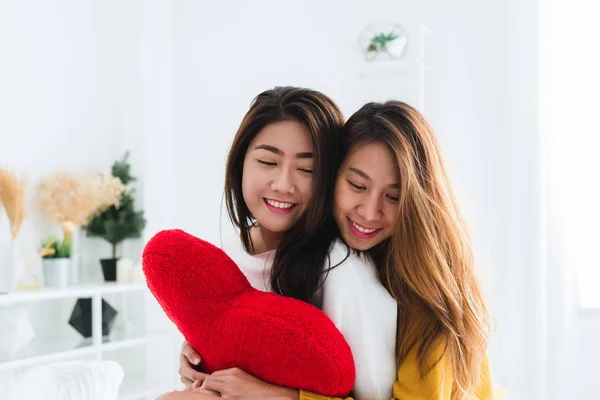 Belles jeunes femmes asiatiques LGBT lesbienne couple heureux assis sur le lit étreignant et souriant ensemble dans la chambre à coucher à la maison. LGBT couple lesbien ensemble concept intérieur. Passer du bon temps à la maison . — Photo