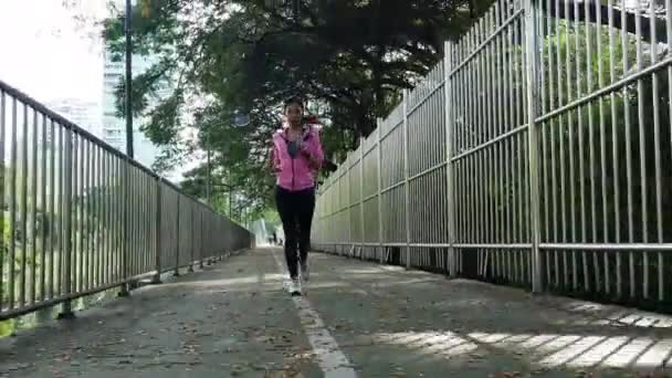 Young Asian Woman Running Sidewalk Morning Health Conscious Concept Copy — Stock Video