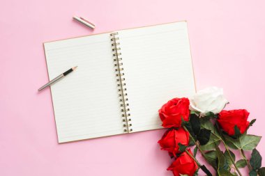 Ofis Masası adlı kullanıcının alanı - düz çalışma üstten görünüm sahte bir çalışma alanı fotoğrafı kadar pembe pastel arka plan beyaz boş defter, kalem ve Sevgililer süs yatırın. Renkli kopya alanı çalışma Resepsiyon kavramı.