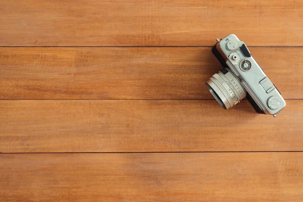 Minimal work space - Creative flat lay photo of workspace desk. Office desk wooden table with old camera. Top view with copy space. Top view of old camera over wooden table. Retro vintage filter. — Stock Photo, Image