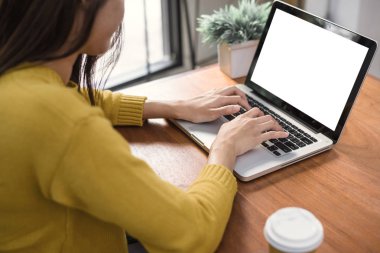 İş teknolojisi kavramları - dijital yaşam tarzı çalışma dış office. Kadın el tipik dizüstü bilgisayar boş ekran ile kafede masada. Boş laptop perde Tasarım görünümünü için sahte