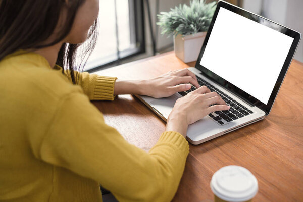 Конкуренты бизнес-технологий - Цифровой образ жизни, работающий вне офиса. Женщина вручную печатает ноутбук с пустым экраном на столе в кафе. Простой экран ноутбука макет для отображения дизайна
