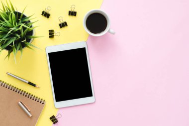 Ofis Masası adlı kullanıcının alanı - düz çalışma üstten görünüm fotoğraf çalışma alanı boş sahte tablet, kahve fincanı ve defter pastel zemin üzerine yatırın. Pastel pembe sarı renkli kopya alanı çalışma Resepsiyon kavramı.