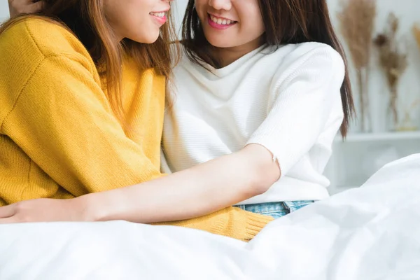 Belles jeunes femmes asiatiques LGBT lesbienne couple heureux assis sur le lit étreignant et souriant ensemble dans la chambre à coucher à la maison. LGBT couple lesbien ensemble concept intérieur. Passer du bon temps à la maison . — Photo