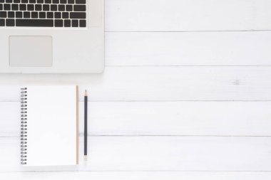 En az çalışma alanı - yaratıcı düz fotoğraf çalışma masası yatıyordu. Üstten Görünüm Ofis Masası ile laptop, notebook Beyaz ahşap zemin üzerine kadar sahte. Kopya alanı, düz yatıyordu fotoğraf ile Üstten Görünüm