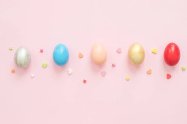 Pembe pastel renkli arka plan üzerinde pastel renkler bileşiminde düz yatıyordu üstten görünüm renkli Paskalya yortusu yumurta boyalı. Paskalya günü arka plan üstten görünüm kopya alanı ile.