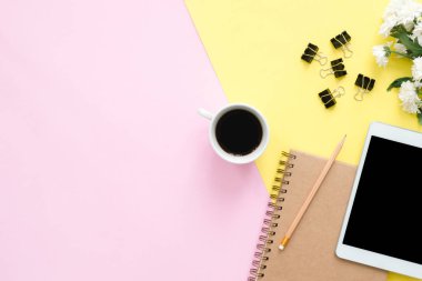 Ofis Masası adlı kullanıcının alanı - düz çalışma üstten görünüm fotoğraf çalışma alanı boş sahte tablet, kahve fincanı ve defter pastel zemin üzerine yatırın. Pastel pembe sarı renkli kopya alanı çalışma Resepsiyon kavramı.