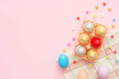 Pembe pastel renkli arka plan üzerinde pastel renkler bileşiminde düz yatıyordu üstten görünüm renkli Paskalya yortusu yumurta boyalı. Paskalya günü arka plan üstten görünüm kopya alanı ile.