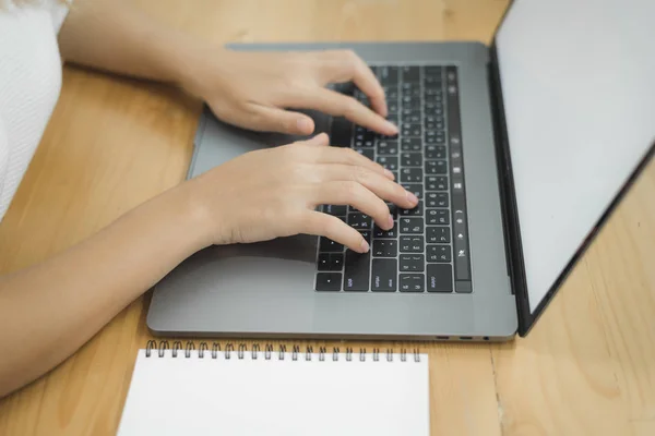 Mooie jonge lachende Aziatische vrouw die op laptop terwijl thuis in werk kantoorruimte werkt. Zakenvrouw thuiswerken via draagbare computer schrijven op toetsenbord. Genieten van tijd thuis. — Stockfoto