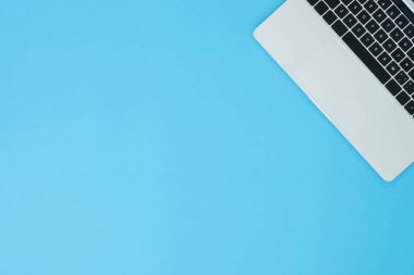 Ofis Masası adlı kullanıcının alanı - düz çalışma üstten görünüm kopya alanı çalışma alanı boş alan pastel mavi artalanla yerleştirerek dizüstü yatırın. Pastel mavi renk kopyalama alanı çalışma Resepsiyon kavramı.