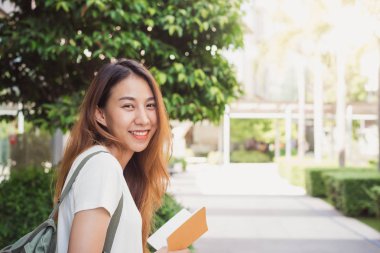 Genç Gezgin Asyalı kadın güzel güneşli dar sokaklar Bangkok, Tayland için hayran. Güneşli bir günde Bangkok, Asya seyahat. Backpacker fotoğrafçı şehir etrafında hareket. Backpacker seyahat kavramı.