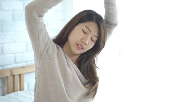 Feliz Bela Jovem Asiática Acordando Manhã Sentado Cama Esticando Quarto — Vídeo de Stock