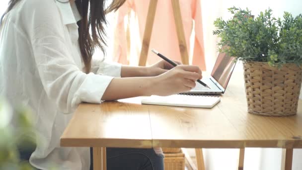 Schöne Junge Lächelnde Asiatische Frau Die Hause Büro Laptop Arbeitet — Stockvideo