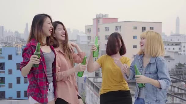 ダンスと屋上で夕日の都市パーティーで が奏でる音楽に空気中を手を上げてアジアの若い女性のグループ 若いアジアの女の子友達の飲み物との付き合い — ストック動画