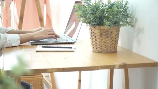 美丽的年轻微笑的亚洲妇女工作在笔记本电脑 而在家里办公工作空间 女实业家通过笔记本电脑在键盘上写字 在家享受时光 — 图库视频影像