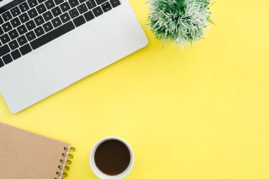 En az çalışma alanı - yaratıcı düz fotoğraf çalışma masası yatıyordu. Üstten Görünüm ofis büro dizüstü bilgisayar, dizüstü bilgisayarlar ve kahve fincanı pastel renk arka plan üzerinde. Kopya alanı, düz yatıyordu fotoğraf ile Üstten Görünüm.