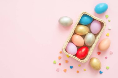 Pembe pastel renkli arka plan üzerinde pastel renkler bileşiminde düz yatıyordu üstten görünüm renkli Paskalya yortusu yumurta boyalı. Paskalya günü arka plan üstten görünüm kopya alanı ile.