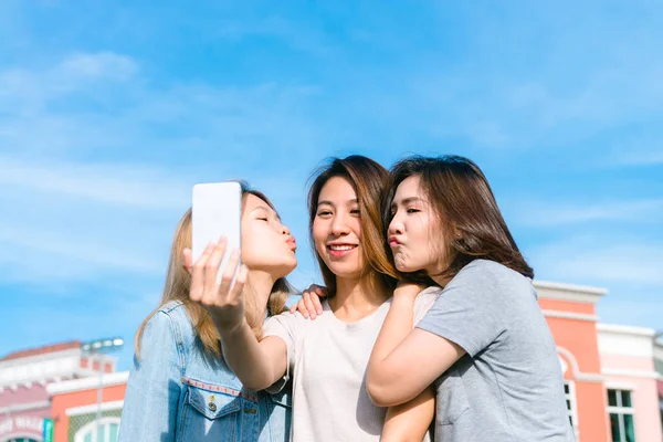 Grupa młodych Azjatek selfie się z telefonem w pastelowych miasto po zakupy. Grupa młodych kobiet czy pod błękitnym niebem na świeżym powietrzu. Po zakupach koncepcja na świeżym powietrzu. — Zdjęcie stockowe