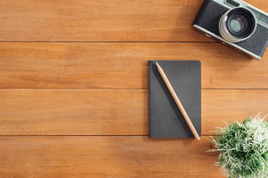 En az çalışma alanı - yaratıcı düz fotoğraf çalışma masası yatıyordu. Sahte dizüstü bilgisayarlar ve retro kamera ile ofis Resepsiyon ahşap masa arka plan. Kopya alanı, düz yatıyordu fotoğraf ile Üstten Görünüm