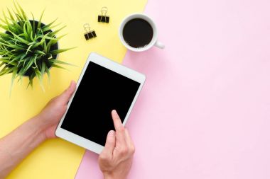 Ofis Masası adlı kullanıcının alanı - düz çalışma el tutun boş sahte pastel arka plan üzerinde tablet ve kahve Kupası kadar üstten görünüm fotoğraf çalışma alanı yatırın. Pastel pembe sarı renkli kopya alanı çalışma Resepsiyon kavramı.