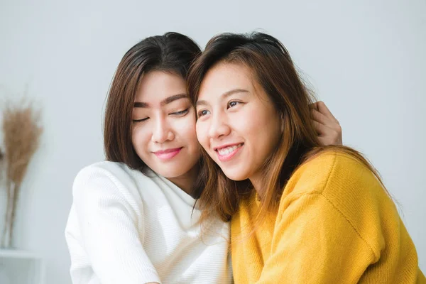 Belles jeunes femmes asiatiques LGBT lesbienne couple heureux assis sur le lit étreignant et souriant ensemble dans la chambre à coucher à la maison. LGBT couple lesbien ensemble concept intérieur. Passer du bon temps à la maison . — Photo
