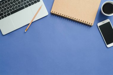 Ofis Resepsiyon çalışma alanı - düz üstten görünüm mockup fotoğraf çalışma alanı laptop, smartphone, kahve ve defter pastel mavi zemin üzerine yatırın. Pastel mavi renk arka plan çalışma Resepsiyon kavramı