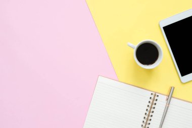 Ofis Masası adlı kullanıcının alanı - düz çalışma üstten görünüm fotoğraf çalışma alanı boş sahte tablet, kahve fincanı ve defter pastel zemin üzerine yatırın. Pastel pembe sarı renkli kopya alanı çalışma Resepsiyon kavramı.