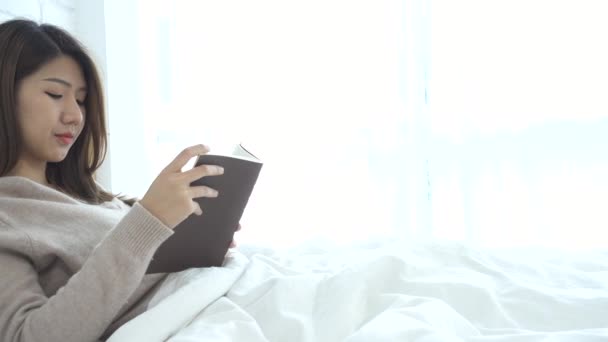 Estilo Vida Feliz Joven Mujer Asiática Disfrutando Acostado Cama Lectura — Vídeo de stock