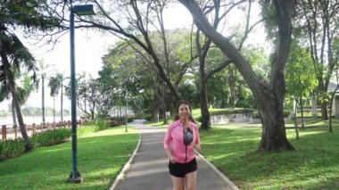 Yavaş hareket - kaldırıma sabah çalışan genç Asyalı kadın. Genç Asyalı kadın parkta çalışan spor. Fitness spor insanlar ve sağlıklı yaşam konsepti çalıştıran.