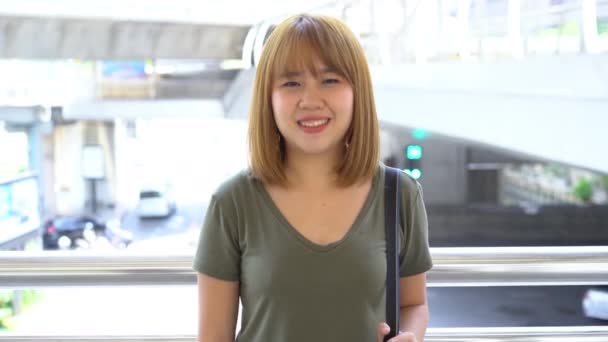 Atractivo Joven Sonriente Mujer Asiática Aire Libre Retrato Ciudad Serie — Vídeo de stock