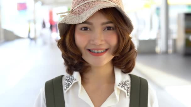 Jovem Atraente Sorrindo Mulher Asiática Livre Retrato Cidade Série Pessoas — Vídeo de Stock