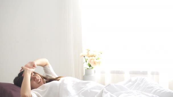 Счастливая Красивая Молодая Азиатка Просыпается Утром Сидит Кровати Растягивается Уютной — стоковое видео