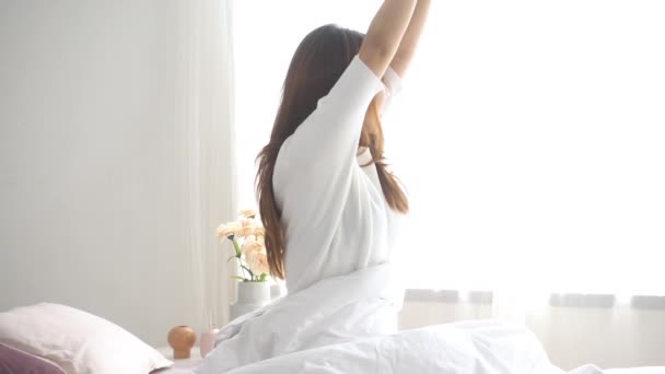 슬로우 아시아 아늑한 침실에서 기지개 침대에 아침에 깨어난 웨이크 아시아 — 비디오