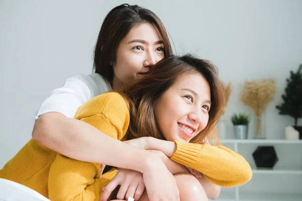 Belles jeunes femmes asiatiques LGBT lesbienne couple heureux assis sur le lit étreignant et souriant ensemble dans la chambre à coucher à la maison. LGBT couple lesbien ensemble concept intérieur. Passer du bon temps à la maison . — Photo