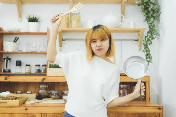 Donna asiatica rendendo cibo sano in piedi felice sorridente in cucina preparare insalata. Bella allegra asiatica giovane donna a casa. Cibo sano dieta e stile di vita sano cucina a casa concetto . — Foto Stock