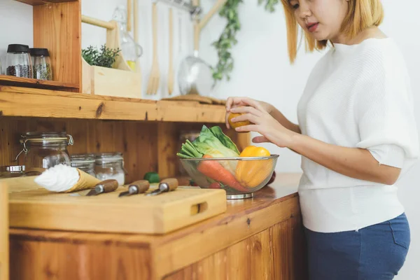 Aasian nainen tekee terveellistä ruokaa seisoo onnellinen hymyillen keittiössä valmistelee salaattia. Kaunis iloinen aasialainen nuori nainen kotona. Terveellinen ruoka ruokavalio ja terveellinen elämäntapa ruoanlaitto kotona Concept . — kuvapankkivalokuva