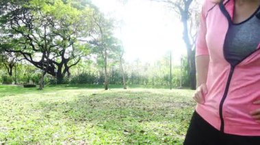 Parkta egzersiz sağlıklı genç Asyalı kadın. Genç kadının sabah eğitim egzersiz yapması uygun. Çalışan bir egzersiz yaptıktan sonra parkta uzanan genç mutlu Asyalı kadın. Egzersiz açık kavramı.