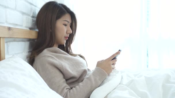 Donne Asiatiche Felici Stanno Usando Smart Phone Sul Letto Mattino — Video Stock