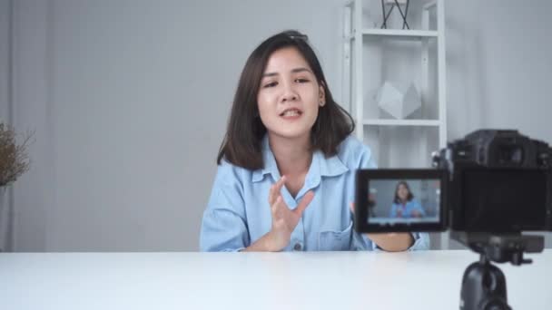 Lyckligt Leende Asiatisk Kvinna Eller Skönhet Bloggare Med Borste Och — Stockvideo