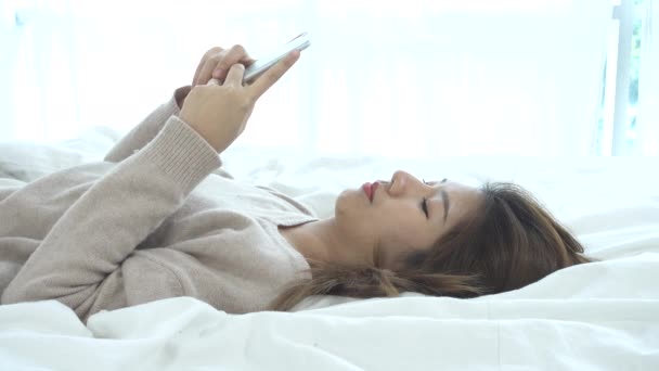 Mutlu Asyalı Kadınlar Akıllı Telefon Sabah Yatakta Kullanıyorsunuz Asyalı Kadın — Stok video