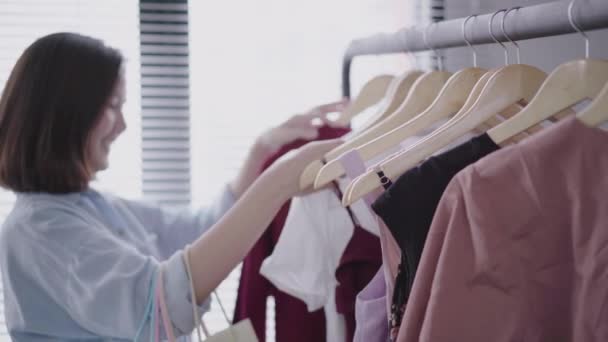 Aziatische Vrouw Winkelen Kleding Shopper Kleding Spoorstaaf Binnenshuis Kledingwinkel Kijken — Stockvideo