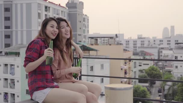 一群年轻的亚洲妇女跳舞 举起双臂 在屋顶上的日落城市派对上 演奏的音乐 年轻的亚洲女孩朋友们一起喝酒 — 图库视频影像