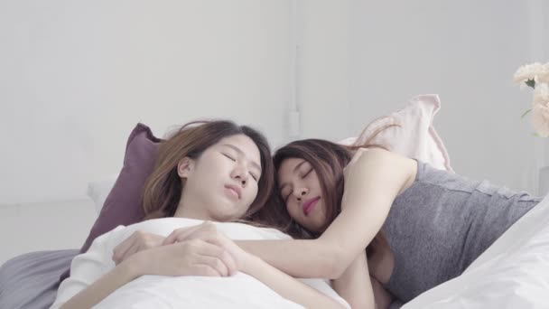 Asiatiche Donne Lesbiche Felice Coppia Svegliarsi Mattino Ragazze Asiatiche Sedute — Video Stock