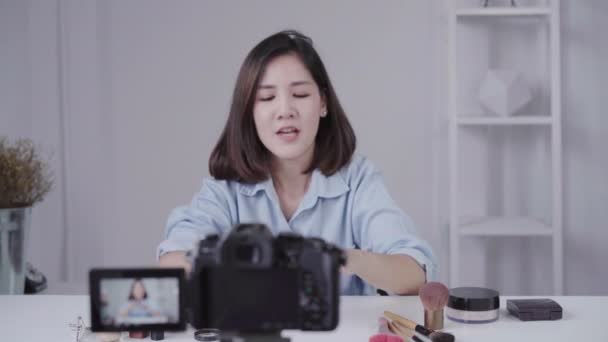 Happy Smiling Asian Woman Beauty Blogger Brush Camera Recording Video — Stock Video